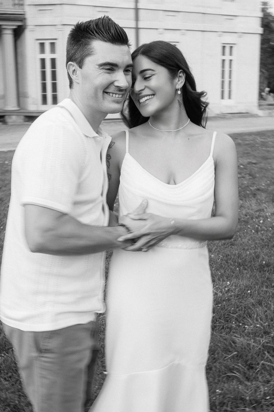Sumbul and Brian cuddling outside Dundurn Castle in Hamilton