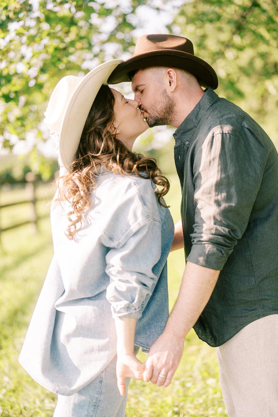 Couple in cowboy hats kissing at The Green Acres in Flamborough, Ontario